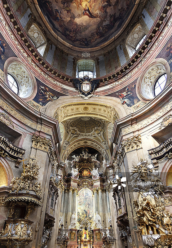 奥地利维也纳圣彼得教堂的天花板和祭坛图片素材