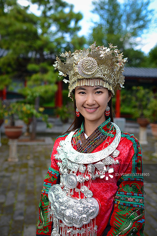 中国苗族女子肖像图片素材