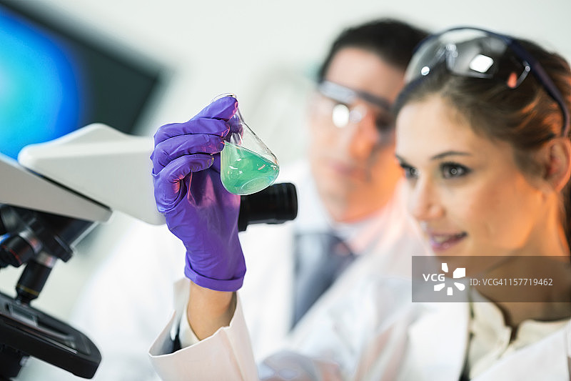 科学家观察彩色溶液的锥形瓶图片素材