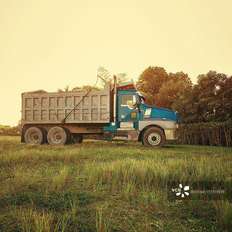 自动倾卸卡车图片素材