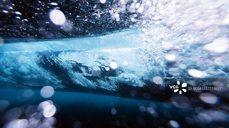 水下破碎的海浪图片素材