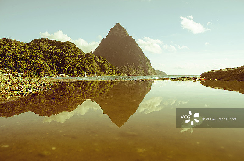 山峰倒影的风景图片素材
