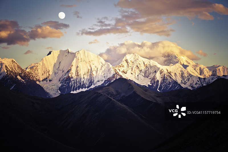 日落时分的山峰与月亮图片素材