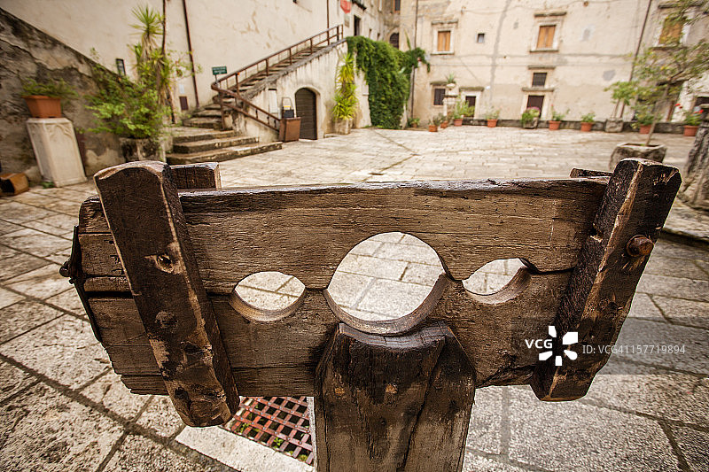 村庄广场上的中世纪颈手枷图片素材