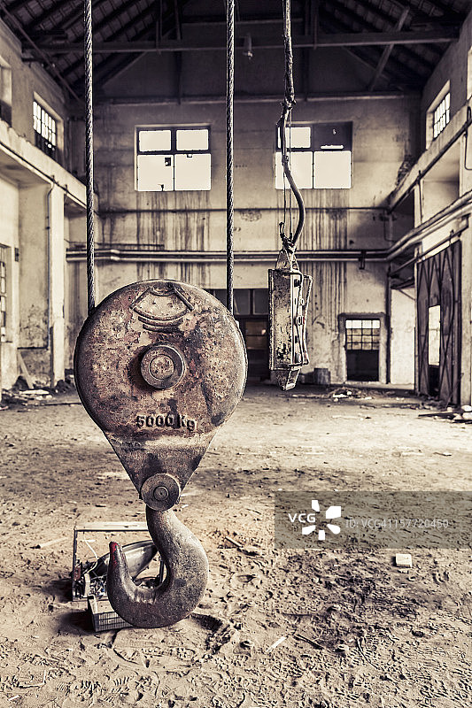 废弃工厂里的起重机秤图片素材