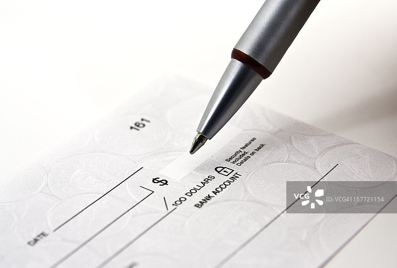 空白支票和钢笔图片素材
