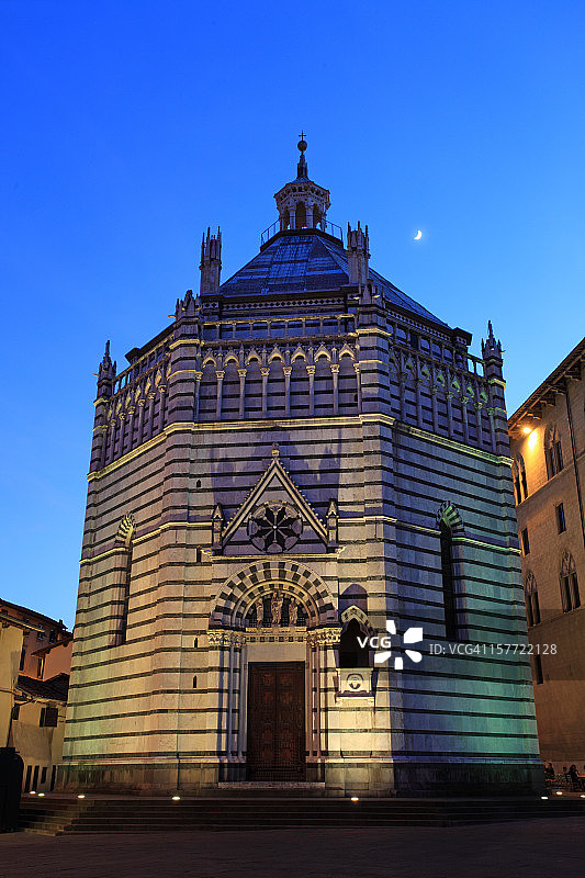 意大利托斯卡纳皮斯托亚主教座堂广场的洗礼堂图片素材