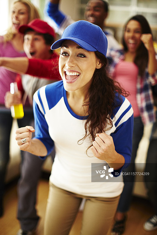 朋友们观看棒球比赛并欢呼图片素材