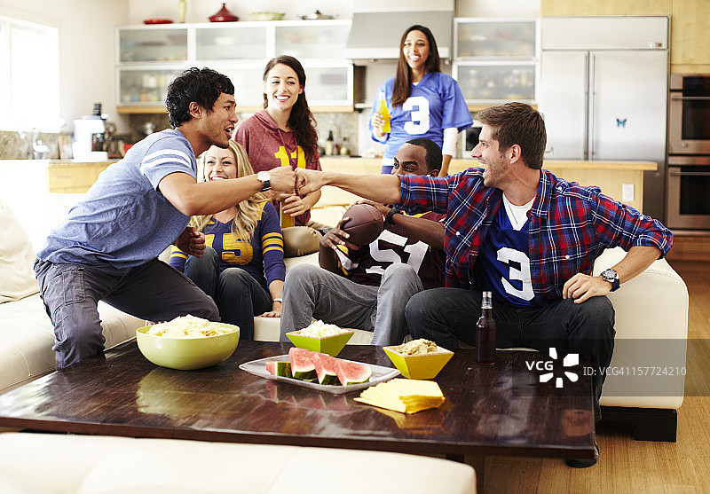 朋友们在客厅看足球比赛图片素材