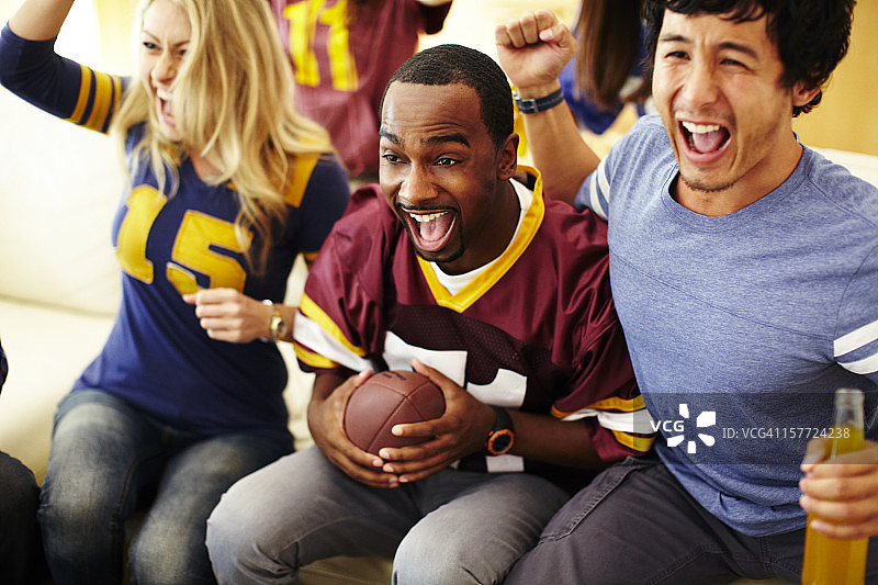 朋友们在客厅看足球比赛图片素材