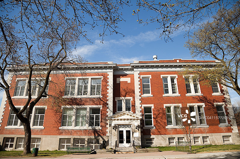 春天里的小型蒙特利尔学校图片素材