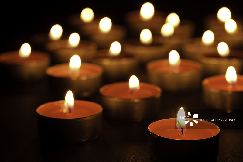 黑暗中燃烧的蜡烛图片素材
