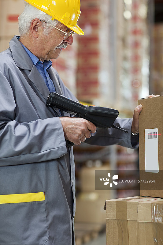 仓库工人扫描纸箱条形码图片素材