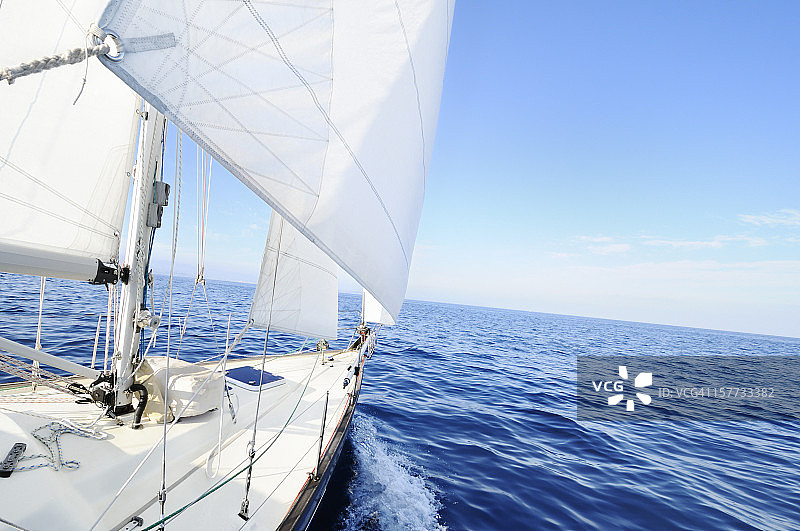 海上的帆船图片素材