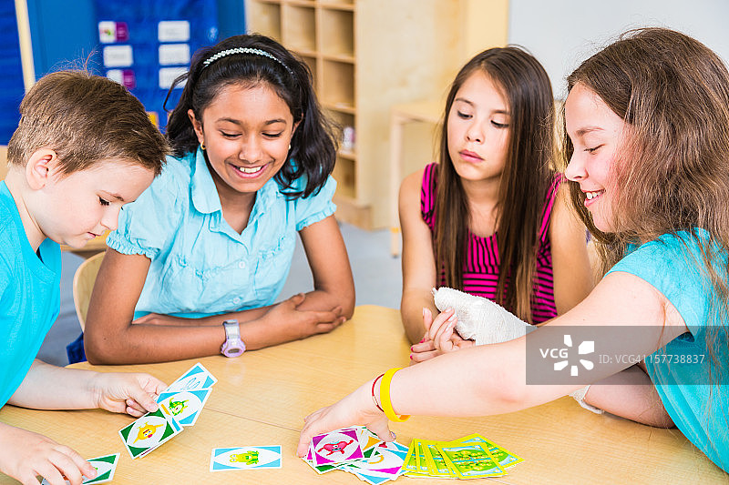 玩纸牌游戏的小学生图片素材