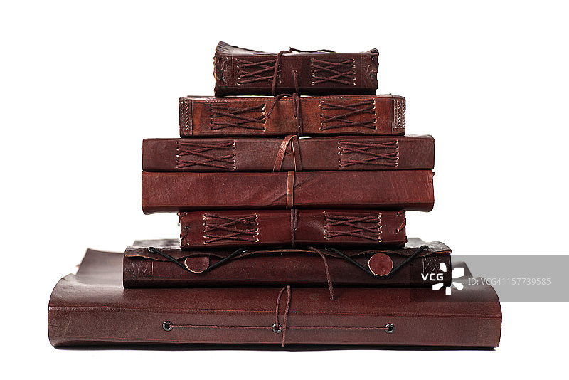 棕色皮革书籍、日记和笔记本堆叠图片素材