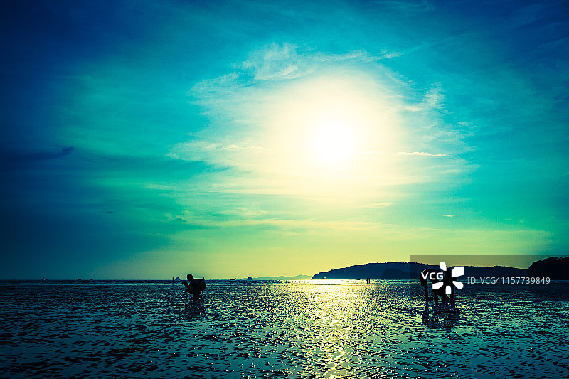 泰国海滩上的人们图片素材