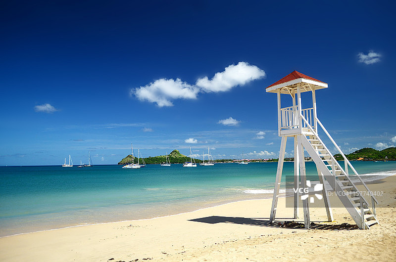 热带海滩与救生塔图片素材