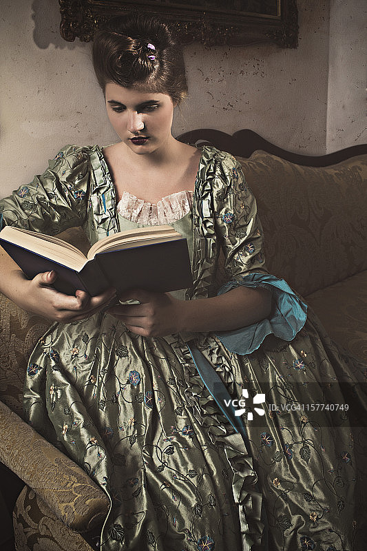 阅读新闻图片素材