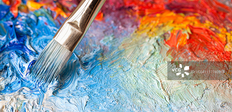 古典调色板上的油漆画笔图片素材