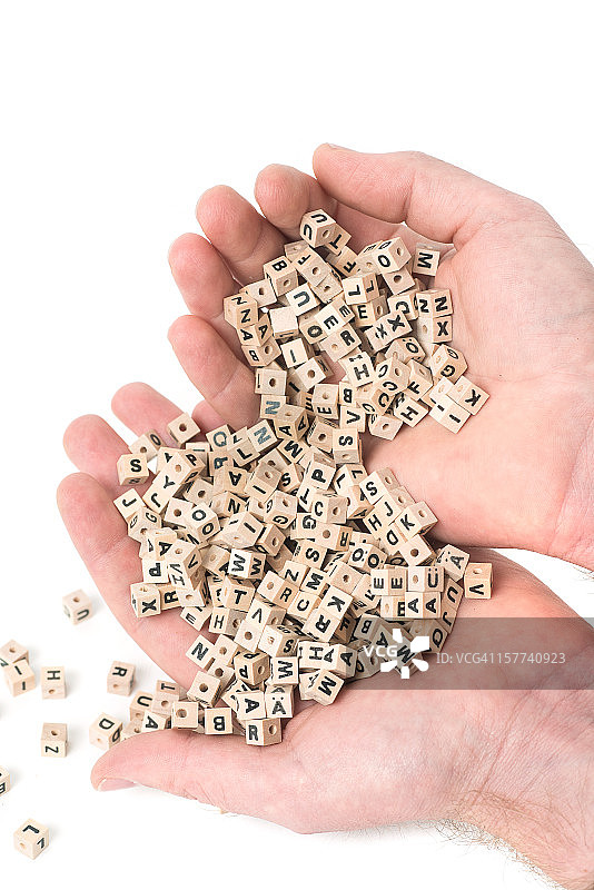 白色背景上手中的信件图片素材