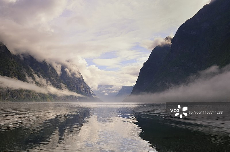 纳柔依峡湾晨光图片素材