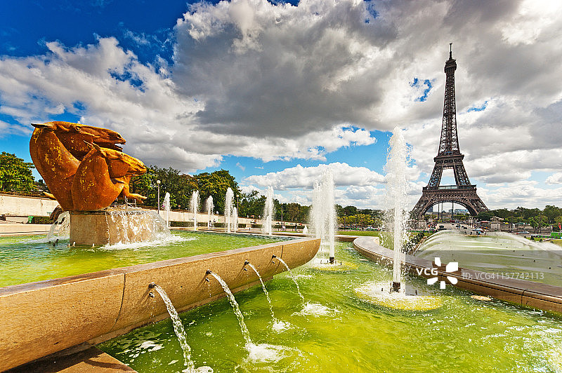 从特罗卡德罗喷泉看埃菲尔铁塔图片素材