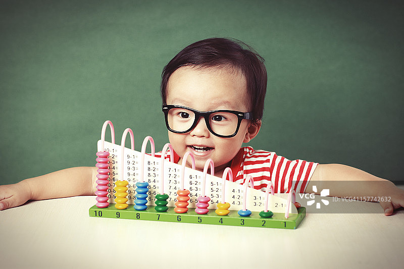 做算术的可爱亚洲宝宝图片素材