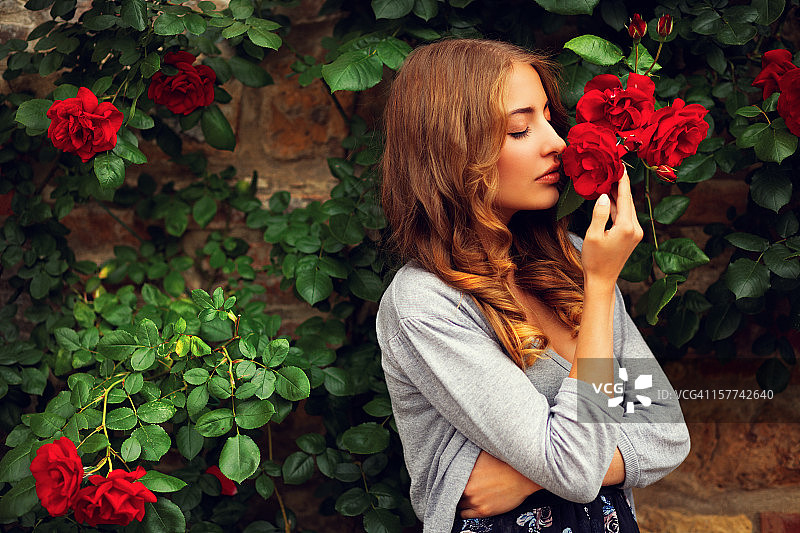 闻玫瑰花的女孩图片素材
