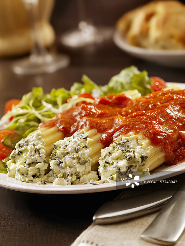 菠菜乳清干酪馅意式通心粉卷图片素材