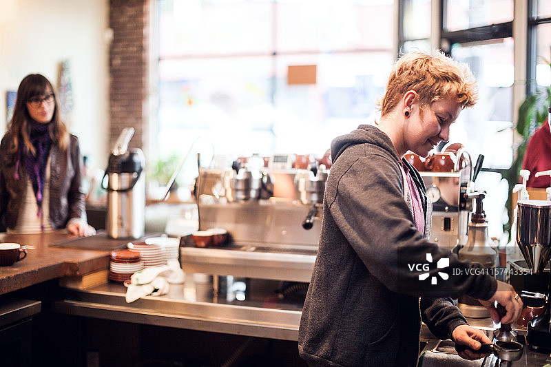 咖啡师准备咖啡图片素材