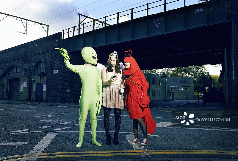 盛装打扮的朋友查看手机地图图片素材