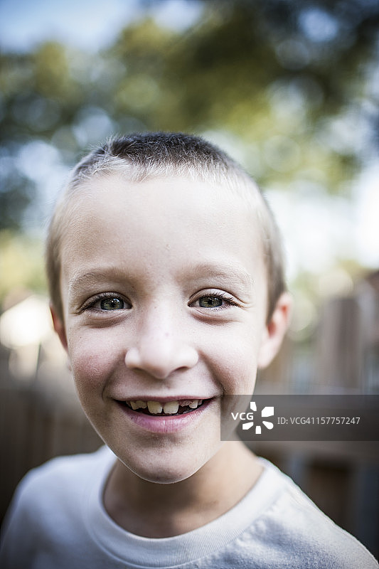 户外微笑的男孩（8岁）图片素材