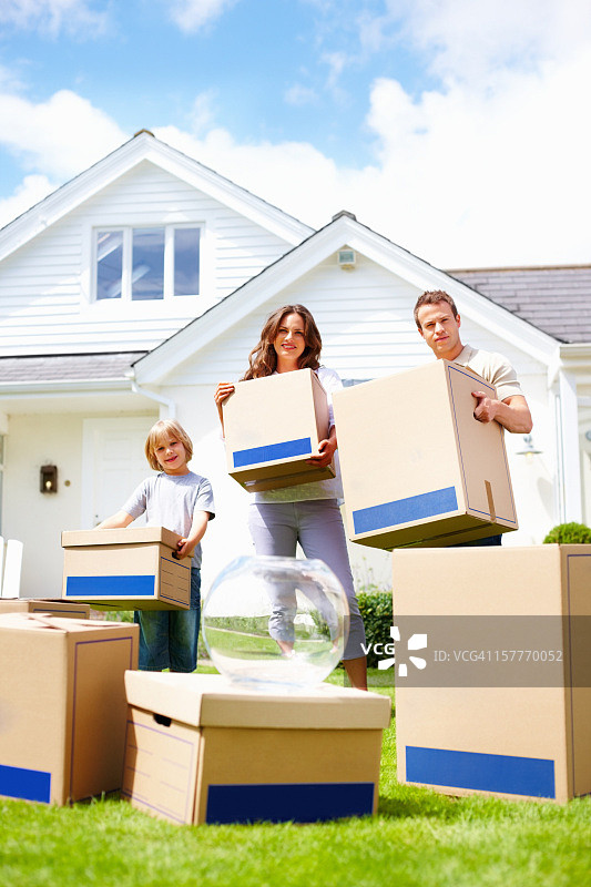 中年夫妇和儿子搬到新家图片素材