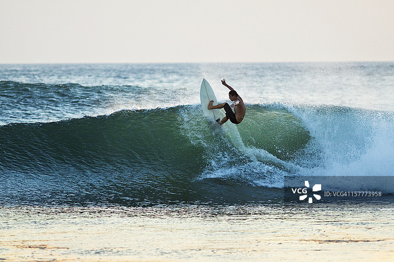 冲浪者在高处乘风破浪图片素材