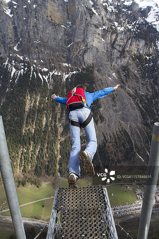 男人山谷定点跳伞图片素材
