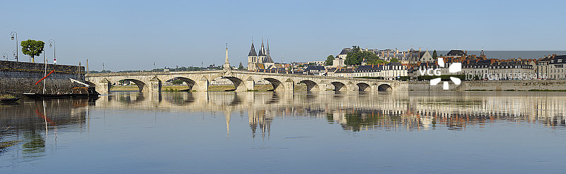 布卢瓦小镇和卢瓦尔河景色图片素材
