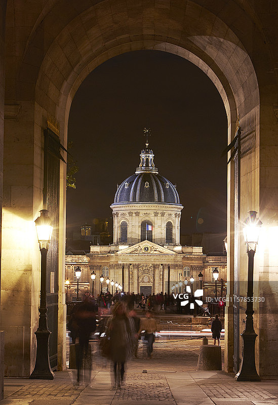 夜晚的‘法兰西学院’图片素材
