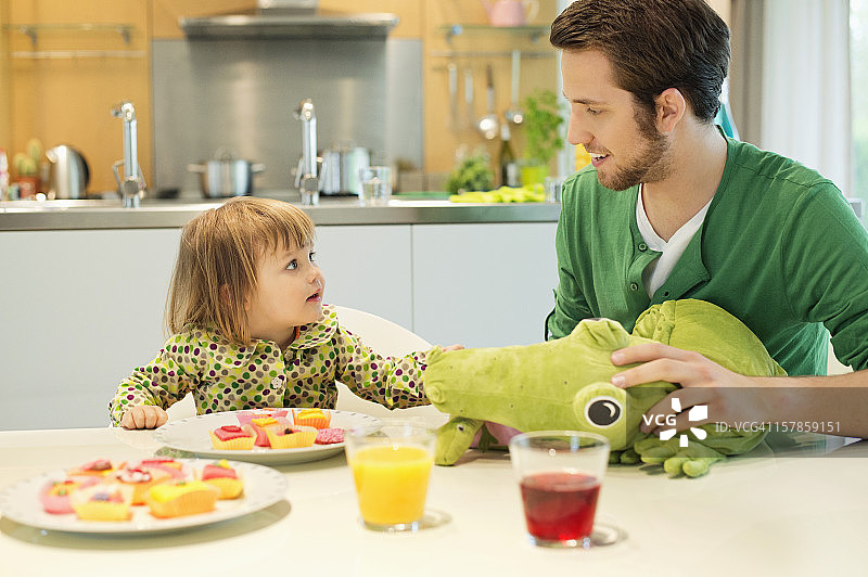 男人和女儿在餐桌旁吃早餐图片素材