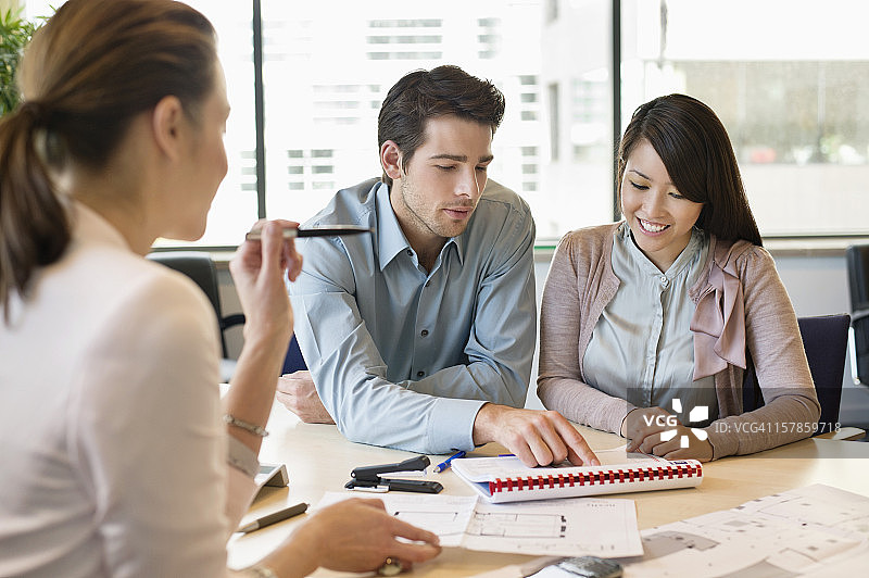 房产中介与客户洽谈房产文件图片素材