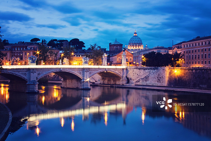 黄昏时的台伯河图片素材