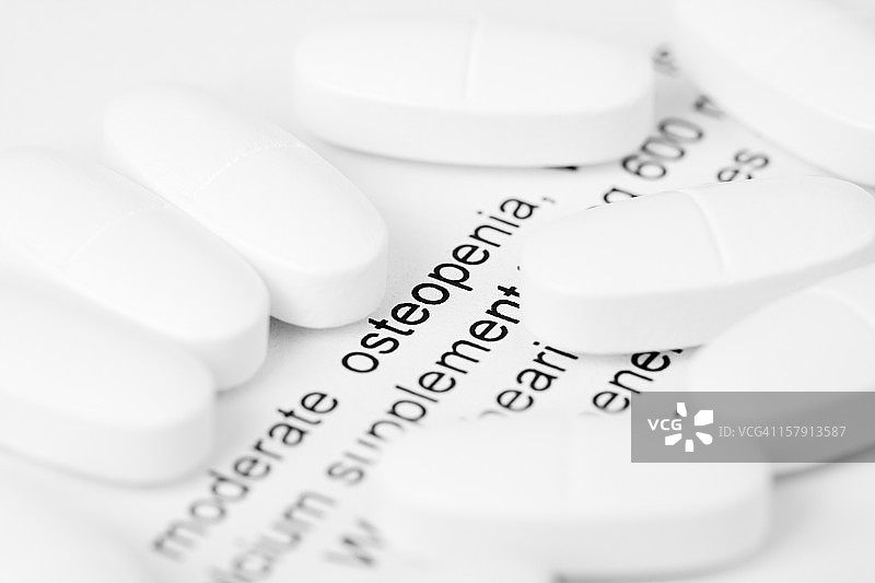 骨量减少与钙片图片素材