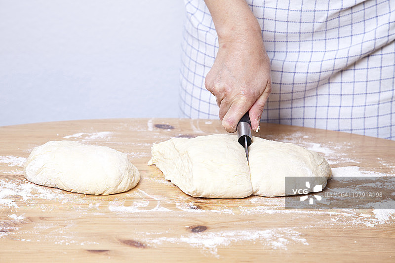 面包师揉面团图片素材