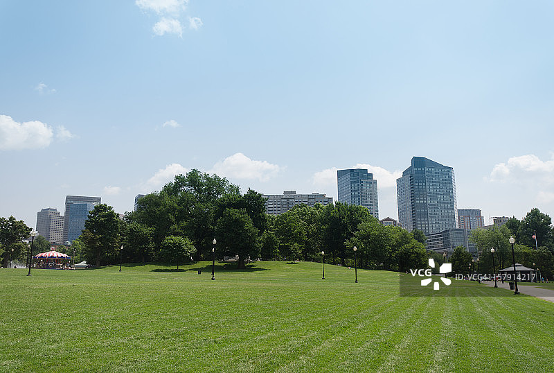 从波士顿公园看城市天际线图片素材
