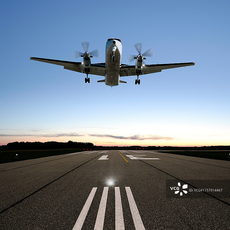 巨型螺旋桨飞机着陆图片素材