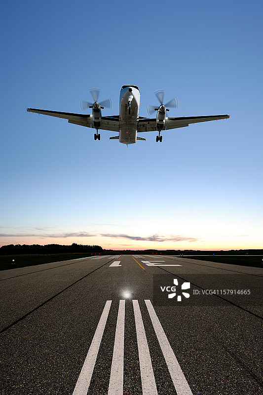 巨大的螺旋桨飞机着陆图片素材