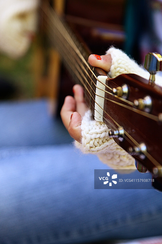 戴露指手套弹吉他的女孩图片素材