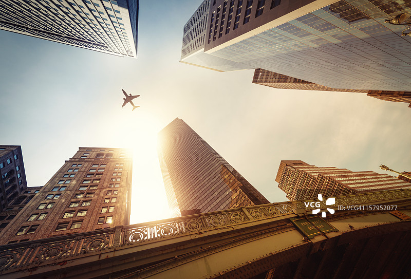 摩天大楼与飞机剪影图片素材