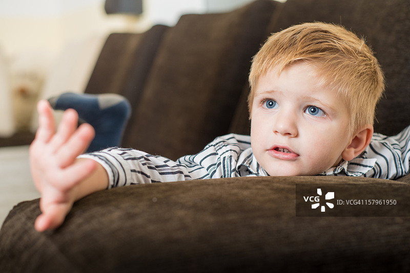 害怕的年轻男孩图片素材