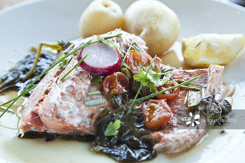 野生银鲑鱼晚餐图片素材